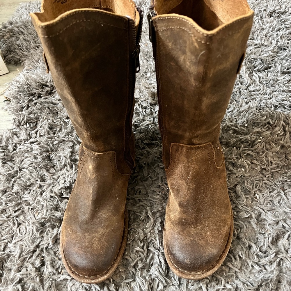 Born distressed leather boots size 8 / 39. Brown and very chic. Worn once